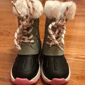 Carter's snow boots